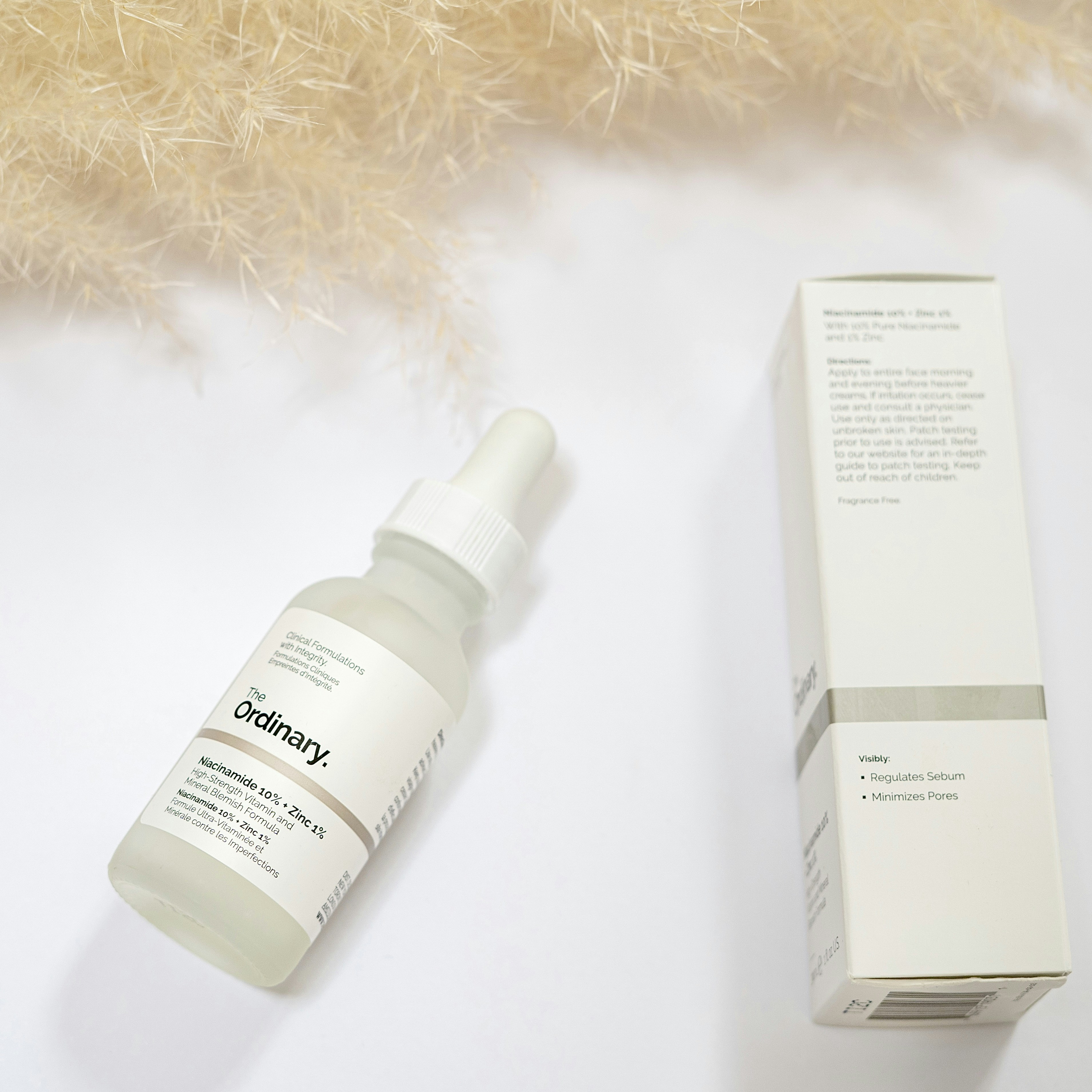 The Ordinary Vitamin C Serum цагаан дэвсгэр дээр